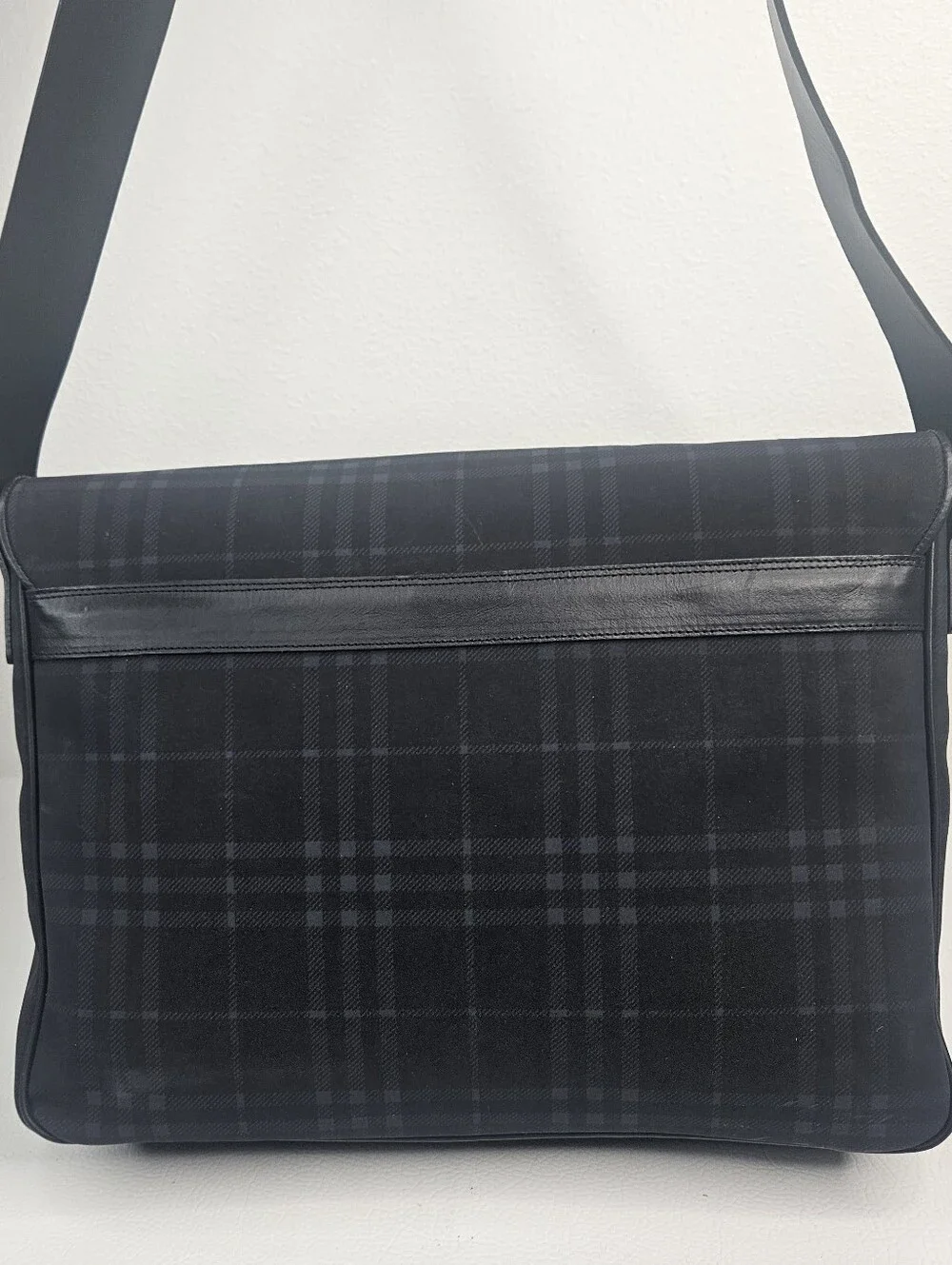 Authentic Burberry London Black Nova Check Messenger Crossbody Laptop Bag